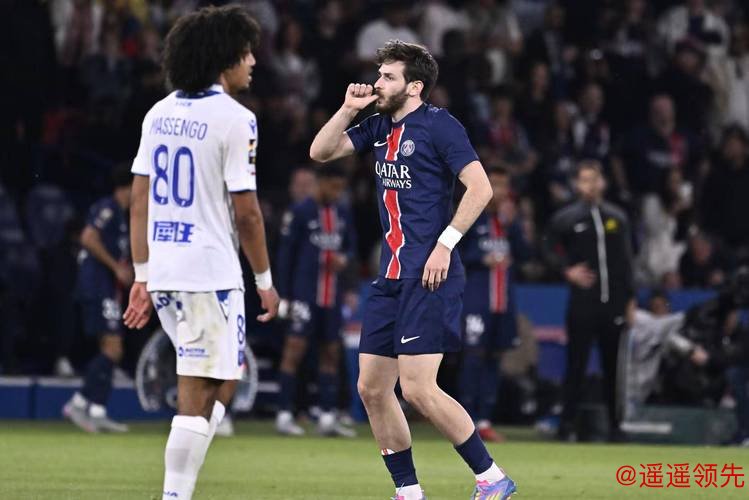 法甲-克瓦拉茨赫利亚双响 巴黎3-1逆转战胜欧塞尔